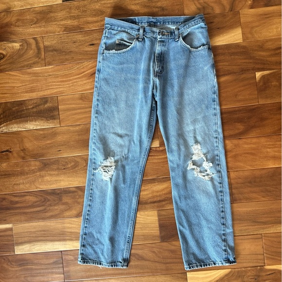 Wrangler Relaxed Fit Distressed Jeans size 32x30 - Picture 1 of 5